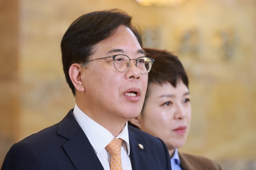 송언석(왼쪽) 국민의힘 원내대표가 9일 국회에서 나경원 의원의 무제한 토론 도중 본회의가 정회된 것과 관련해 입장을 발표하고 있다. [연합뉴스]