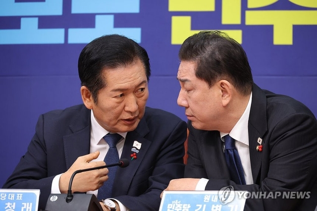 정청래(왼쪽) 더불어민주당 대표와 김병기 원내대표가 8일 서울 여의도 국회에서 열린 최고위원회의에서 대화하고 있다. [연합뉴스]