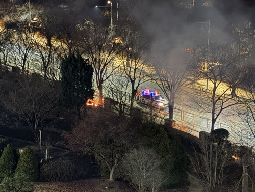 국회 3문 인근 방화 [독자 제공=연합뉴스]