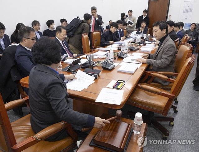 국회 과학기술정보방송통신위원회 정보통신방송법안심사소위원회 김현 위원장이 10일 국회에서 소위 회의를 개회하고 있다. [연합뉴스]