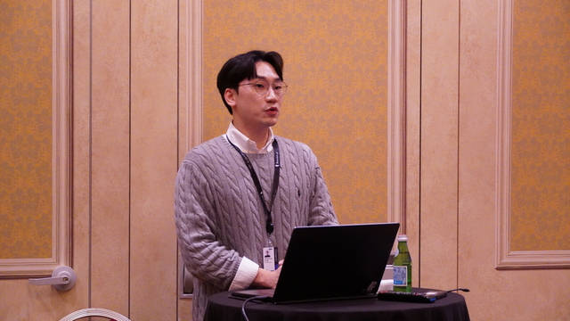 성한영 우아한형제들 AI·데이터분석 부문 팀장이 지난 4일(현지시간) 미국 라스베이거스에서 열린 ‘AWS 리인벤트(re:Invent) 2025’ 행사에서 인터뷰하고 있다. AWS 제공