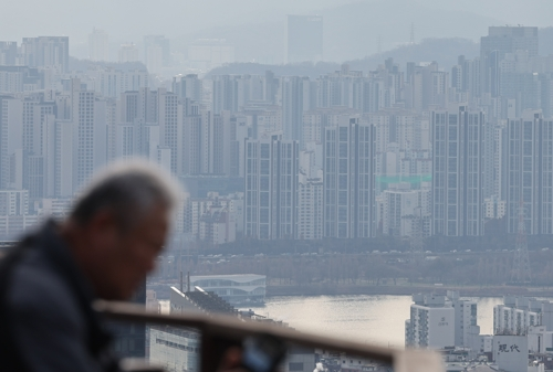 신한투자증권이 강남3구와 용산구 토지거래허가구역 지정 전후 신고가 비율을 분석한 결과 지정 후 신고가 비율이 9.0%포인트 상승했다. 사진은 남산에서 바라본 서울 서초구 일대 아파트 단지 모습. [연합뉴스]