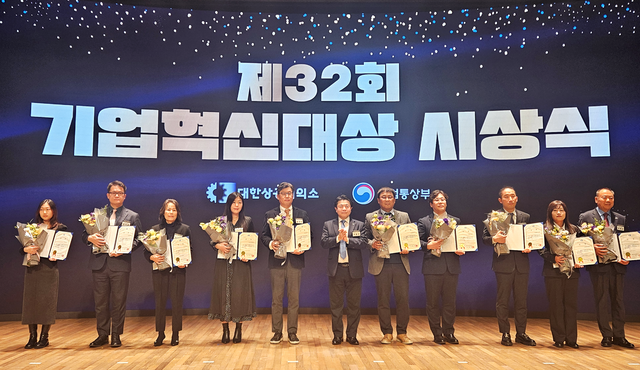 제32회 기업혁신대상 시상식서 송영우(왼쪽 다섯번째) 아시아나IDT 상무 등 수상자들이 기념촬영하고 있다. 아시아나IDT 제공