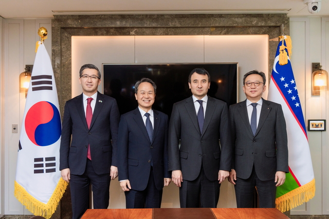 알리셰르 압두살로모프(왼쪽부터) 주한 우즈베키스탄 대사, 진옥동 신한금융그룹 회장, 잠시드 호자예프 우즈베키스탄 부총리, 정상혁 신한은행장이 행사 후 기념촬영을 하고 있다. [신한금융그룹 제공]
