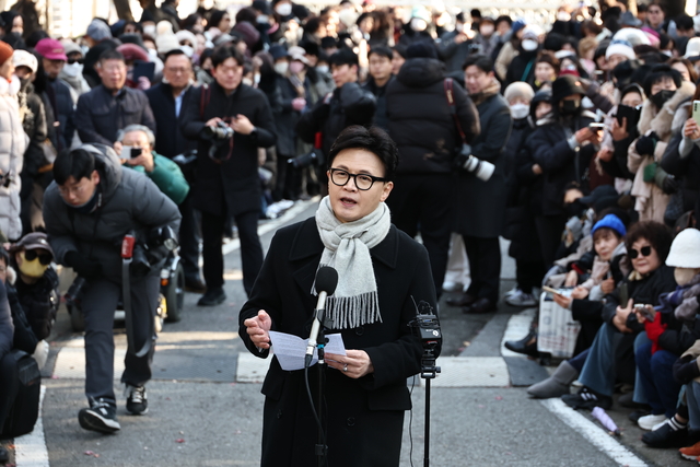 한동훈 국민의힘 전 당대표가 지난 12월 3일 서울 여의도 국회 경내의 국회도서관 앞 쪽문에서 12·3 비상계엄 1주기 계기 기자회견을 하고 있다.<연합뉴스 사진>
