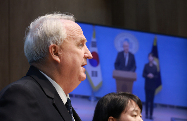 인요한 국민의힘 의원이 10일 국회 소통관에서 현안 관련 기자회견을 열어 비례대표 의원직 사퇴를 선언하고 있다.