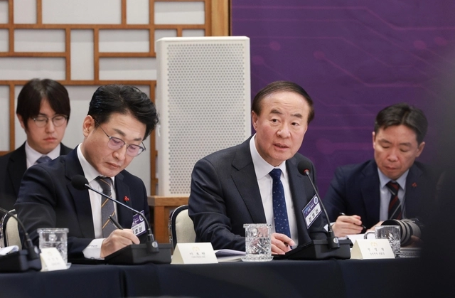 전영현 삼성전자 부회장이 10일 용산 대통령실에서 열린 AI 시대의 K-반도체 비전과 육성전략 보고회에서 발언하고 있다. 대통령실통신사진기자단