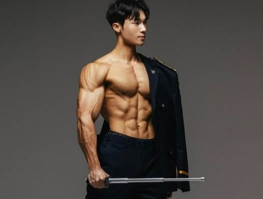 몸짱 달력 화보에 실린 최하용 순경.   [페이스북 캡처]