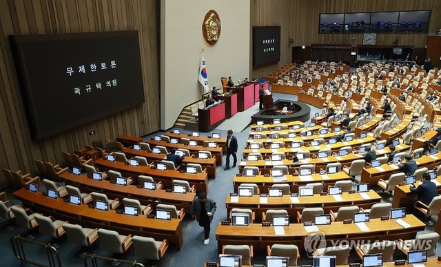 11일 국회에서 열린 12월 임시국회 1차 본회의에 형사소송법 일부개정법률안이 상정되자 곽규택 국민의힘 의원이 무제한 토론(필리버스터)을 시작하고 있다. [연합뉴스]