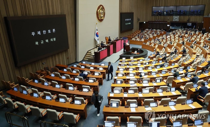 불타오르는 연말 입법 전쟁 …여야, 3박4일 ‘필버 대결’ 돌입