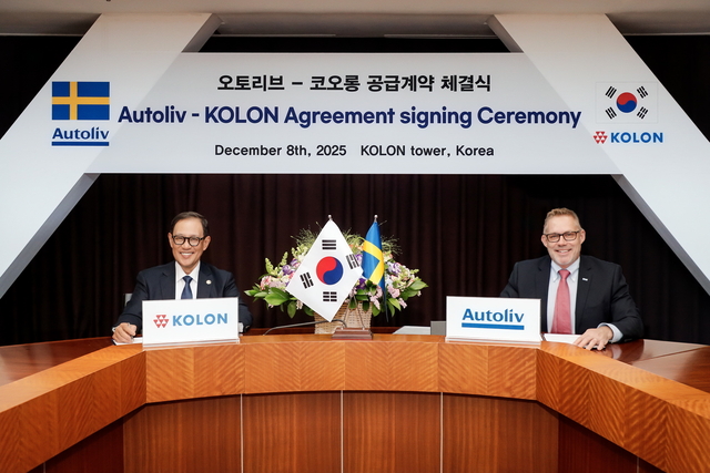 허성(왼쪽) 코오롱인더스트리 사장과 크리스티안 스완 오토리브 공급망관리(SCM) 총괄 부사장이 지난 8일 코오롱 과천 사옥에서 에어백 소재의 추가 공급계약을 체결하고 기념사진을 찍고 있다. 코오롱인더스트리 제공.