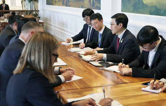 여한구 산업통상부 통상교섭본부장은 지난 10월 10일(현지시간)  남아프리카공화국 그케베르하 보드워크호텔에서 ‘2025 G20 무역투자 장관회의’참석 계기에 마닌더 시두(Maninder Sidhu) 캐나다 국제통상부 장관과 면담을 가졌다. 여 본부장은 캐나다 정부가 올해 8월 1일부터 부과하고 있는 철강 TRQ 조치에 대해 우리측 의견과 우려를 전달했다. [산업부 제공]
