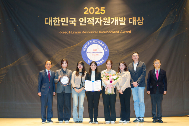 CJ ENM이 ‘대한민국 인적자원개발 대상’에서 종합대상을 수상했다. 사진은 관계자들이 기념사진 찍는 모습. CJ ENM 제공