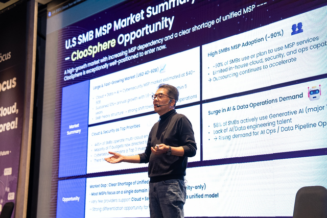 홍성완 클루커스 대표가 최근 타운홀 미팅에서 글로벌 AI MSP 전략과 IPO 추진 방향을 설명하고 있다. 클루커스 제공