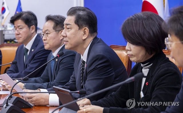 김병기(맨 왼쪽에서 세 번째) 더불어민주당 원내대표가 11일 여의도 국회에서 열린 정책조정회의에서 12월 임시국회에서 쟁점 및 민생 법안 처리 의지가 담긴 발언을 하고 있다. [연합뉴스]