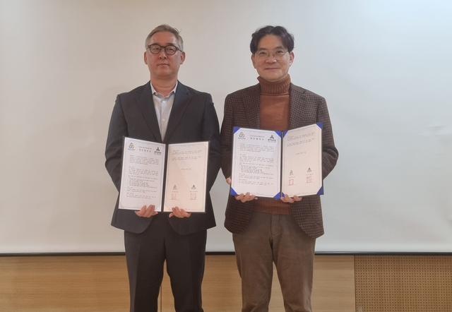 김동호(왼쪽) 메가존클라우드 최고양자책임자(CQO)와 정진웅 동아대 G-LAMP 단장이 최근 동아대에서 진행한 산학연협력 양해각서 체결식에서 기념촬영을 하고 있다. 메가존클라우드 제공