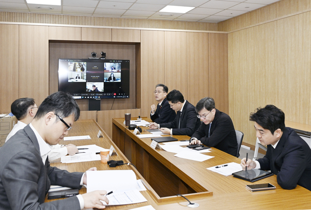 이형일 기획재정부 차관이 11일 정부세종청사에서 화상으로 열린 ‘거시경제금융회의’를 주재하고 있다. [기재부 제공]