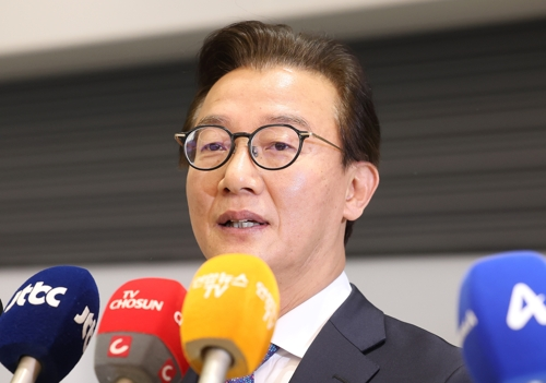 전재수 해양수산부 장관이 11일 ‘유엔해양총회’ 유치 활동을 마치고 귀국해 입장을 밝히고 있다. 전재수 장관은 이날 사의를 표명했다. [연합뉴스]