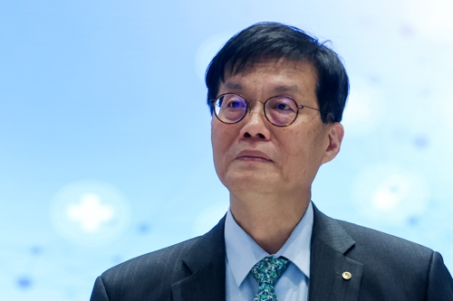 이창용 한국은행 총재가 11일 서울 중구 한국은행 별관에서 ‘초고령사회 어떻게 대비할 것인가? 생애말기 의료를 중심으로’라는 주제로 열린 ‘2025 한국은행-국민건강보험공단 공동 심포지엄’에서 환영사를 하는 도중 얼마 전 작고한 어머니 얘기를 하며 눈물을 삼키고 있다. [연합뉴스]