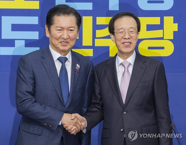 이석연 국민통합위원회 위원장(오른쪽)이 11일 국회에서 더불어민주당 정청래 대표를 만나 악수하고 있다. 연합뉴스