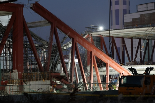 11일 오후 광주 서구 광주대표도서관 건립공사장 붕괴 사고 현장에서 야간 구조 작업이 펼쳐지고 있다. [광주=연합뉴스]