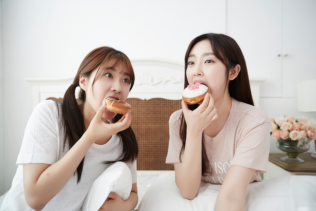 수면 전 간식 먹기 [아이클릭아트 제공]