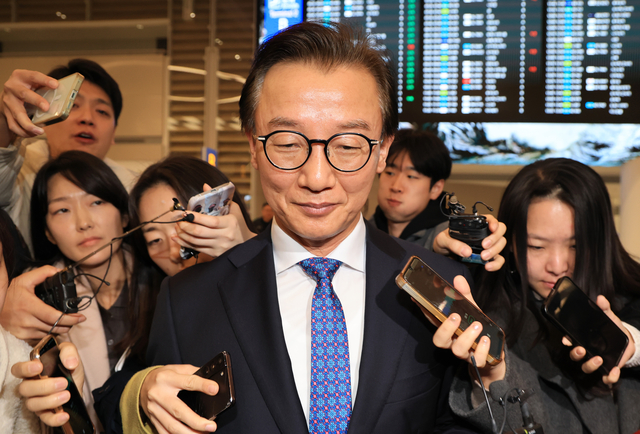 전재수 해양수산부 장관이 11일 ‘유엔해양총회’ 유치 활동을 마치고 귀국해 취재진 질문을 받으며 이동하고 있다. 전 장관은 이날 사의를 표명했고 이재명 대통령은 면직안을 재가했다. 연합뉴스