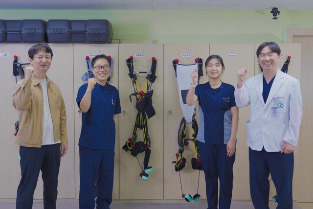초경량 탄성슈트 개발 및 임상시험 연구진.  신호철(왼쪽부터) ETRI 책임연구원, 이창준 충북대병원 물리치료사, 문주희 물리치료사, 공현호 재활의학과 교수. ETRI 제공.