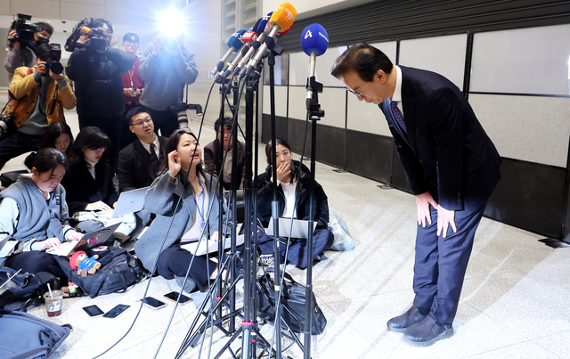 전재수 해양수산부 장관이 11일 ‘유엔해양총회’ 유치 활동을 마치고 귀국해 입장을 밝힌 뒤 인사하고 있다. 전재수 장관은 이날 사의를 표명했다. 연합뉴스