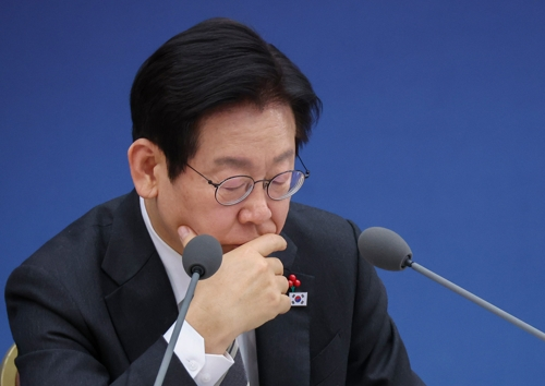 이재명 대통령이 12일 세종시 정부세종컨벤션센터에서 열린 교육부·국가교육위원회·법제처 업무보고에서 자료를 보며 보고를 경청하고 있다.  [연합뉴스]