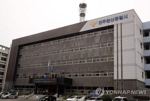 아파트 입구 연석에 걸려 쓰러진 80대…우회전 차에 치여 숨져