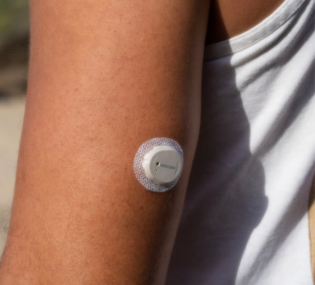 덱스콤의 연속혈당측정기 덱스콤 G7 이용 모습. 덱스콤 홈페이지 캡처.