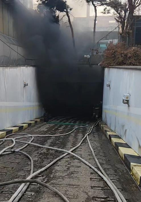 불이 난 지하 주차장 [인천소방본부 제공]