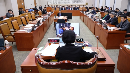 지난 3일 서울 여의도 국회에서 열린 제429회 국회(정기회) 법제사법위원회 제16차 전체회의에서 12·3 계엄 사태와 관련해 윤석열 전 대통령 등이 연루된 내란 사건을 전담 처리하는 ‘내란전담재판부’(내란특별재판부) 설치법이 여당 주도로 통과되고 있다.  [연합뉴스]