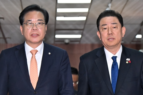 더불어민주당 김병기 원내대표(오른쪽)와 국민의힘 송언석 원내대표(사진=연합뉴스)