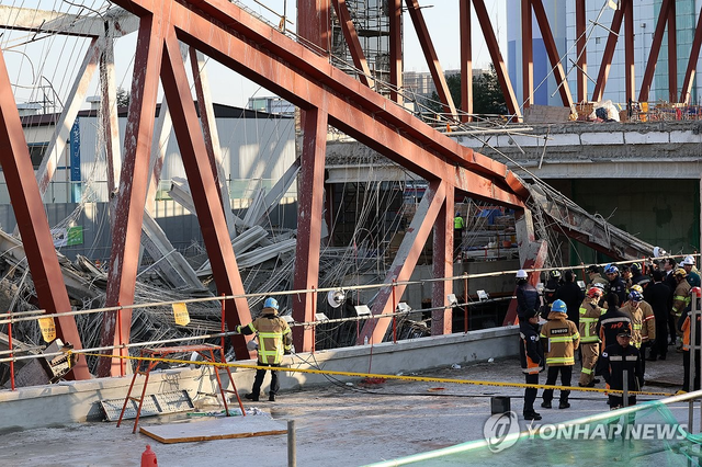 이틀째 이어지는 구조작업(사진=연합뉴스)