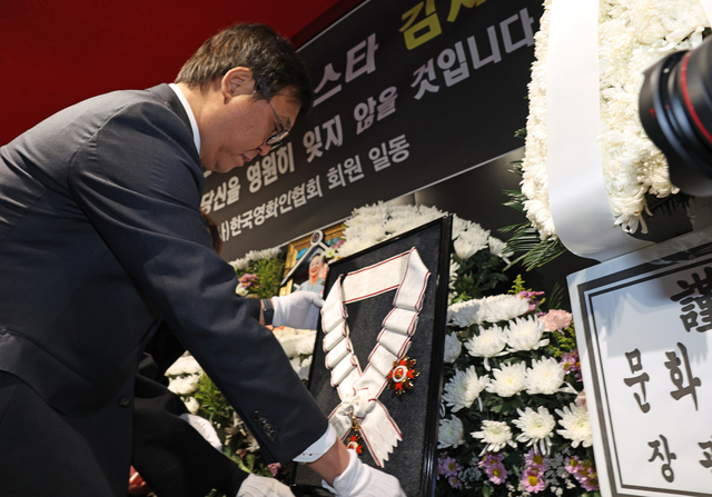 최휘영 문화체육관광부 장관이 14일 고(故) 김지미 배우의 추모 공간이 마련된 서울 충무로 서울영화센터를 찾아 금관문화훈장을 추서하고 있다. 문체부 제공