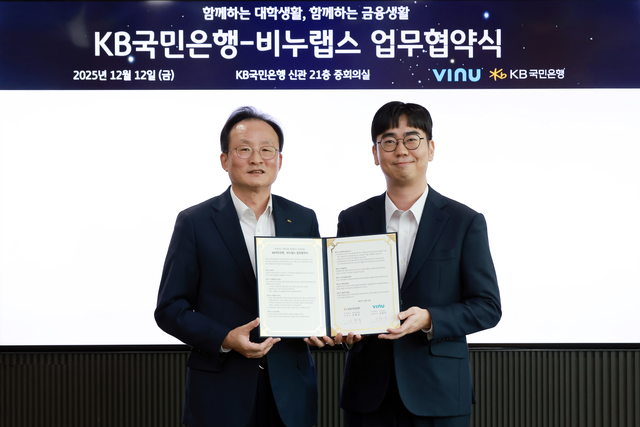 김한이(오른쪽) 비누랩스 주식회사 대표이사와 이환주 KB국민은행장이 지난 12일 서울 여의도 KB국민은행 신관에서 열린 협약식에서 기념촬영을 하고 있다. [KB국민은행 제공]