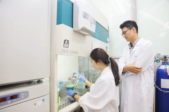 생명연 연구자가 노화연구를 진행하고 있다. 생명연 제공.