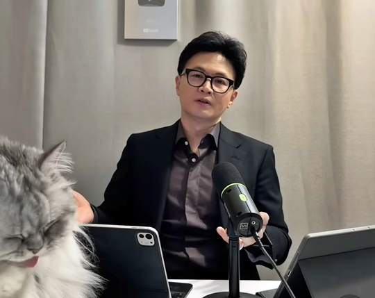 한동훈 국민의힘 전 당대표가 12월 13일 밤 자신의 유튜브 채널 ‘한동훈’을 통한 생방송에서 이재명 대통령이 동북아역사재단 업무보고 중 ‘환빠(환단고기 팬덤) 논쟁’을 소환한 데 대해 비판하고 있다.<유튜브 ‘한동훈’ 영상 갈무리>