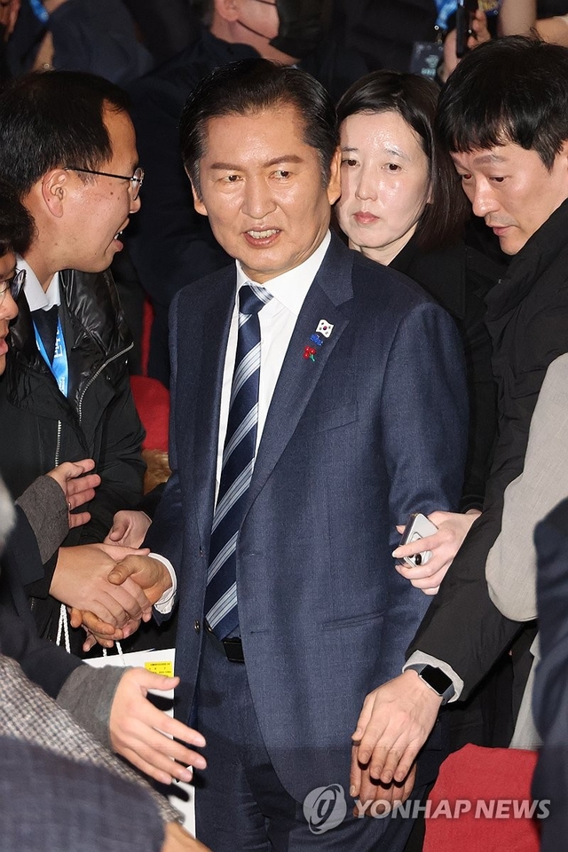 정청래 더불어민주당 대표가 14일 서울 여의도 국회 의원회관에서 열린 ‘더불어민주당 창당 70주년 기념 당원의 날 행사’에 참석하고 있다. [연합뉴스]