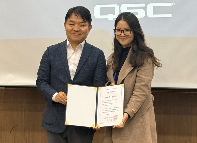 한국AI서비스학회 창립 기념 학술대회에서 더존AI연구소의 ‘세법 지식 그래프 탐색을 위한 노드 중심 광범위 탐색 에이전트(NOVA) 개발’ 논문이 최우수논문상을 수상했다. 더존비즈온 제공