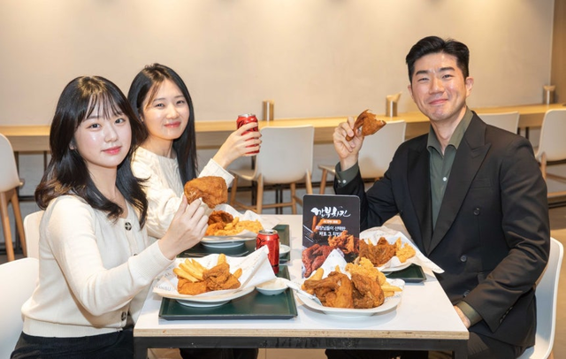 현대그린푸드 모델들이 ‘AI 깐부치킨 세트’를 소개하고 있다. [현대그린푸드 제공]