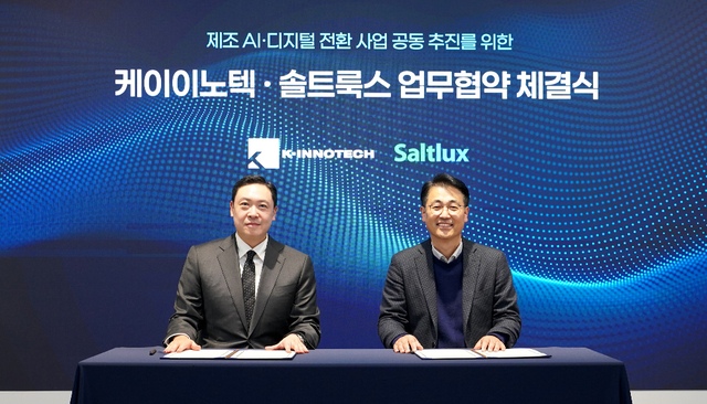 이근영(왼쪽) 케이이노텍 대표와 이경일 솔트룩스 대표가 협약을 맺고 기념촬영하고 있다. 솔트룩스 제공