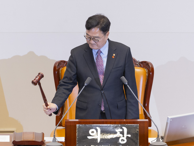 우원식 국회의장이 11일 국회에서 12월 임시국회 1차 본회의를 개회하고 있다. [연합뉴스]