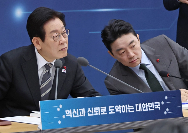 이재명 대통령이 지난 12월 12일 세종시 정부세종컨벤션센터에서 열린 과학기술정보통신부ㆍ개인정보보호위원회 업무보고에서 참석자 발언을 듣고 있다. 오른쪽은 강훈식 대통령 비서실장.<연합뉴스 사진>