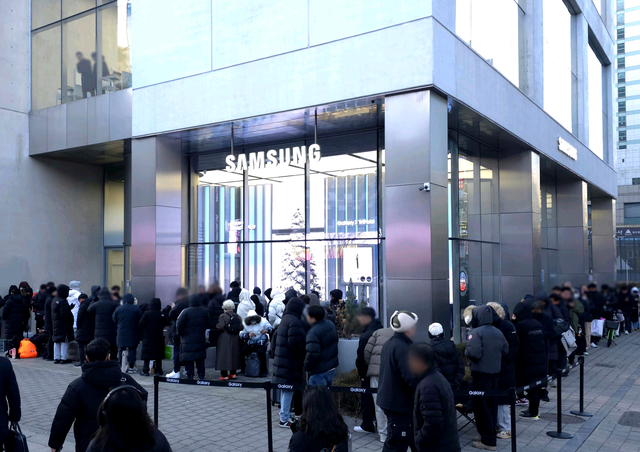 삼성전자의 두 번 접는 형태의 폴더블 스마트폰 ‘갤럭시 Z 트라이폴드’ 국내 판매가 시작된 지난 12일 서울 강남구 삼성 강남에서 시민들이 구매를 위해 줄을 서서 대기하고 있다. 연합뉴스