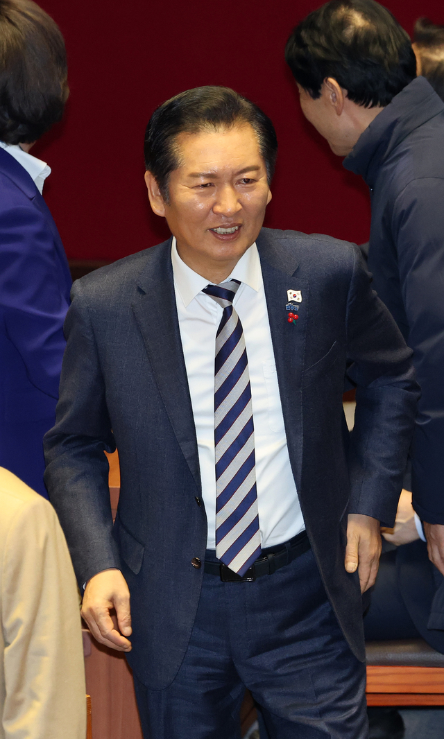 정청래 더불어민주당 대표가 12일 국회 본회의장에서 형사소송법 일부개정법률안에 대한 무제한 토론(필리버스터) 종결을 위한 투표를 마친 뒤 이동하고 있다. [연합뉴스]