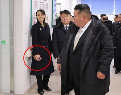 김여정 오른손에 ‘폴더블폰’…중국 아너의 ‘매직’ 추정