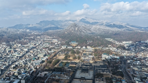 14일 서울 청와대와 북악산 일대에 눈이 쌓여있다. [연합뉴스]